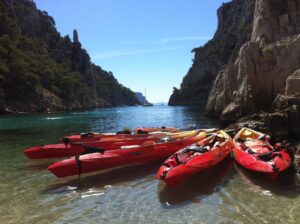 alt="materiel-sit-on-top-kayak-cassis-calanques-parc-national-calanco-kayak-paddle"